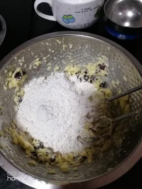 加入奶粉和面粉，搅拌至无颗粒状