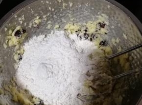 加入奶粉和面粉，搅拌至无颗粒状