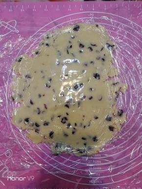 硅胶垫上面铺一层保鲜膜，然后放面团，再铺一层保鲜膜，用擀面杖擀平