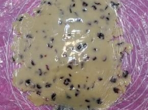 硅胶垫上面铺一层保鲜膜，然后放面团，再铺一层保鲜膜，用擀面杖擀平