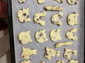 用饼干模具压出饼干胚，放在烤盘上，多余的边角料整形后再压出饼干胚