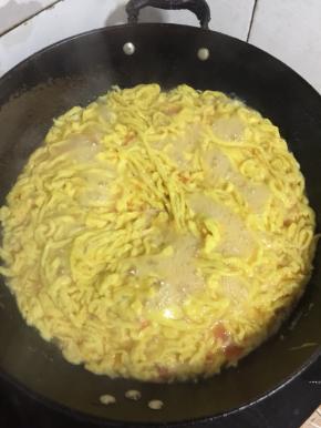 面条全部挤入锅中后，再继续煮2分钟左右，面条全部漂浮起来即可。