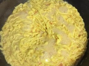 面条全部挤入锅中后，再继续煮2分钟左右，面条全部漂浮起来即可。