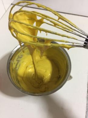 用手动打蛋器搅拌成浓稠的面糊。（面糊搅拌好如果感觉有点稀，可以再加入适量的面粉搅拌均匀，面粉要尽量浓稠一点儿，这样一会儿挤入锅中的面条才容易成型，不会变成疙瘩汤啦！）