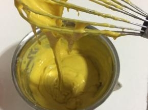 用手动打蛋器搅拌成浓稠的面糊。（面糊搅拌好如果感觉有点稀，可以再加入适量的面粉搅拌均匀，面粉要尽量浓稠一点儿，这样一会儿挤入锅中的面条才容易成型，不会变成疙瘩汤啦！）