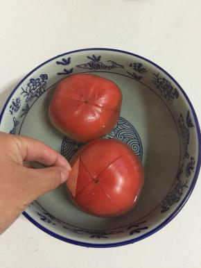 西红柿划十字刀，用开水烫一下，就可以轻松的剥掉西红柿的皮啦！