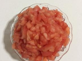 剥好皮的西红柿切成小丁儿备用。