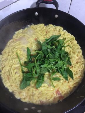 加入菠菜稍微烫一下。