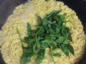 加入菠菜稍微烫一下。