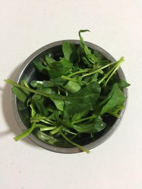 菠菜只取叶子部分清洗干净备用。