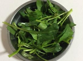 菠菜只取叶子部分清洗干净备用。