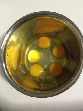 鸡蛋磕入盆中（我用的是正宗的土鸡蛋，营养更丰富哦！）