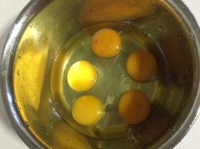 鸡蛋磕入盆中（我用的是正宗的土鸡蛋，营养更丰富哦！）