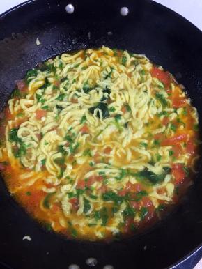 起锅前加入适量的盐和鸡粉调味，撒入适量的葱花即可。