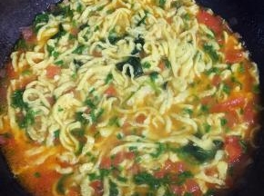 起锅前加入适量的盐和鸡粉调味，撒入适量的葱花即可。