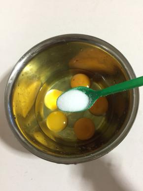 加入一勺盐。（这样的面糊做出来的面条才会更劲道。）