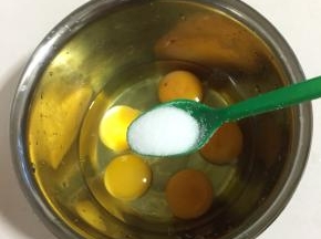 加入一勺盐。（这样的面糊做出来的面条才会更劲道。）