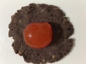 这时可以把馅包起来！取20g左右的红豆沙，包住一个蛋黄。搓圆！