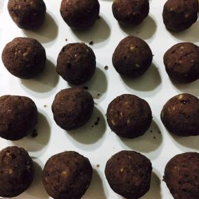 自制的红豆沙甜味可以自己调整制作，我喜欢自己做。搓好备用！豆沙用不完可以用来做豆沙包等！