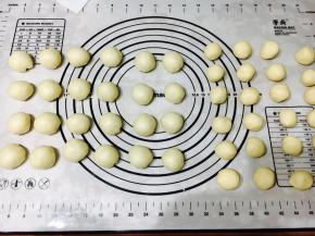 静至好的面团各分成24等份！「可以上称称一下总重量/24个」
