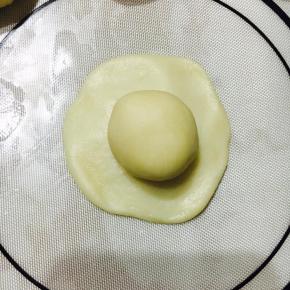 分好等份后，用一份油皮包一份油酥！