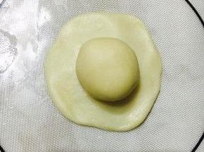 分好等份后，用一份油皮包一份油酥！