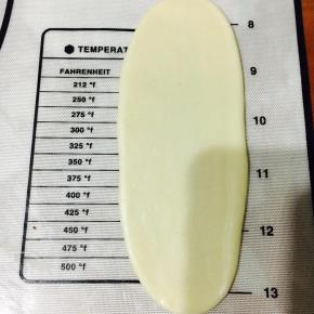 收口朝下按压平擀至5cm左右的长舌状！