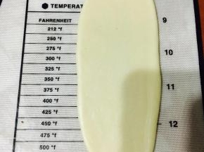 收口朝下按压平擀至5cm左右的长舌状！