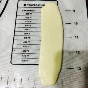 静至好侧边收口朝下！继续擀至长舌状！