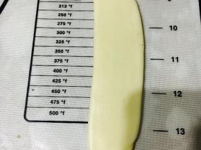 静至好侧边收口朝下！继续擀至长舌状！