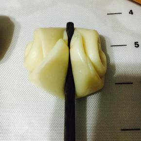 静至好的酥皮用筷子从中间按压出勒痕。