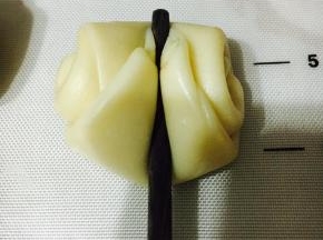 静至好的酥皮用筷子从中间按压出勒痕。