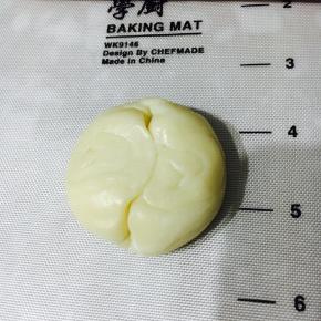 用手掌将两端按压直中心。