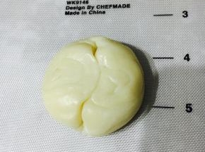 用手掌将两端按压直中心。