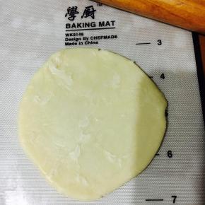 再用擀面杖擀成饺子皮状。