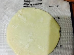 再用擀面杖擀成饺子皮状。