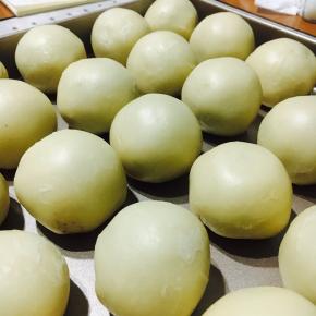 包好的蛋黄酥摆好放进学厨11寸方形不沾烤盘上！「24个正好放的下！」