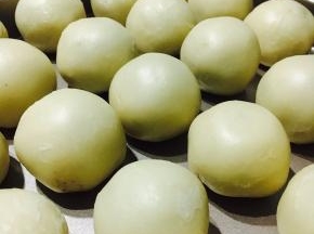 包好的蛋黄酥摆好放进学厨11寸方形不沾烤盘上！「24个正好放的下！」