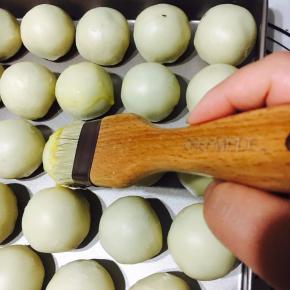 刷上全蛋液！「推荐学厨毛刷，如果用硅胶刷太硬会破坏蛋黄酥表面，坑坑洼洼，影响美观，」