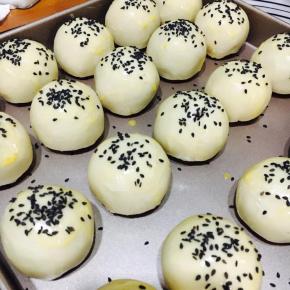 撒上黑芝麻！烤箱预热170度，中层，30分钟！