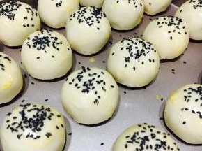 撒上黑芝麻！烤箱预热170度，中层，30分钟！