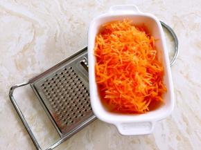胡萝卜洗干净用刨子刨成丝