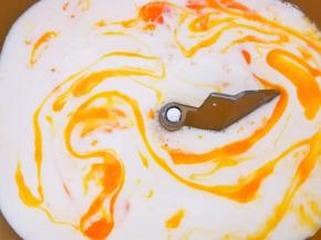 把牛奶，蛋液称重放进面包桶里