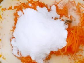 加入胡萝卜丝，白糖和盐（对角放）