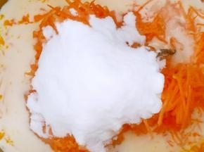 加入胡萝卜丝，白糖和盐（对角放）
