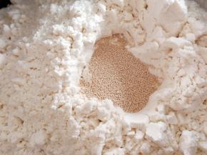 放入面粉，面粉上面挖一个洞，放入酵母，用面粉盖起来