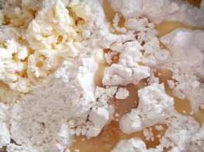 加入油和奶油奶酪