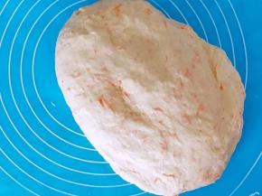 一个和面程序结束后，面团取出来摔打二十几下