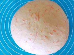 第二个和面程序结束后面团取出来，请揉几下就很光滑了