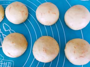 把面团分成50克左右一个的小面团，排气，滚圆，依次全部做好